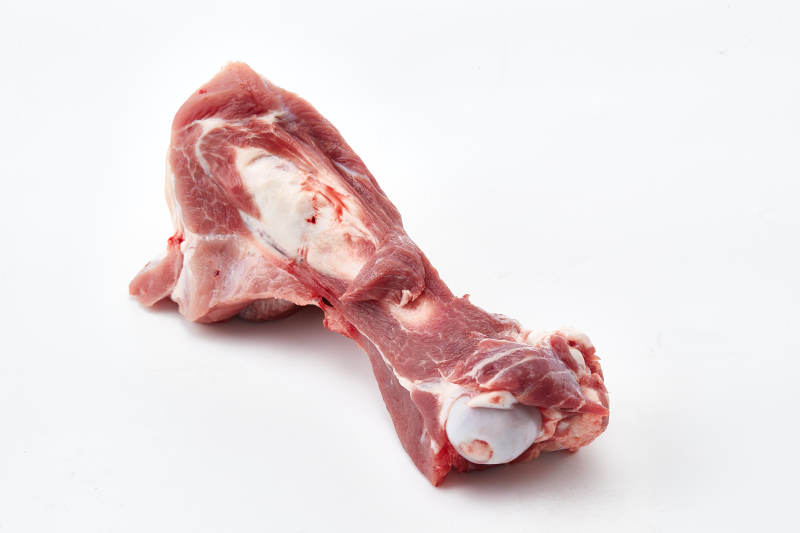 白色背景下的生鮮豬棒骨