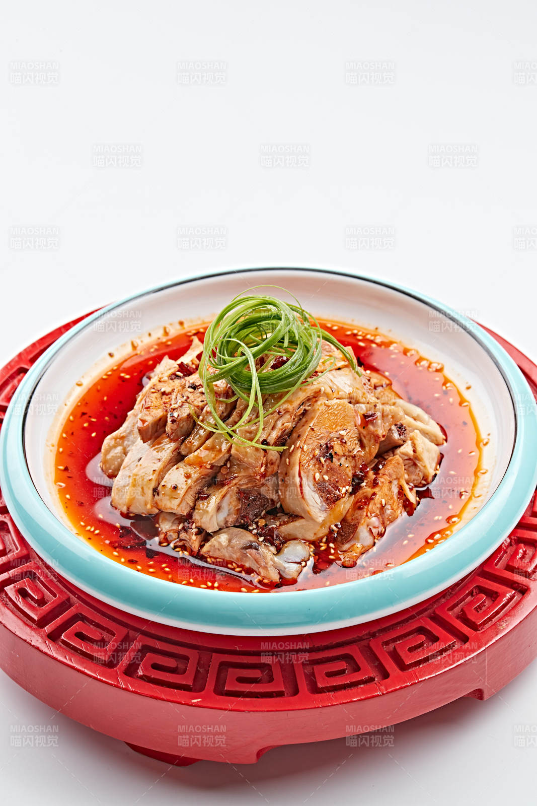 精美餐具裝的紅油香辣口水雞