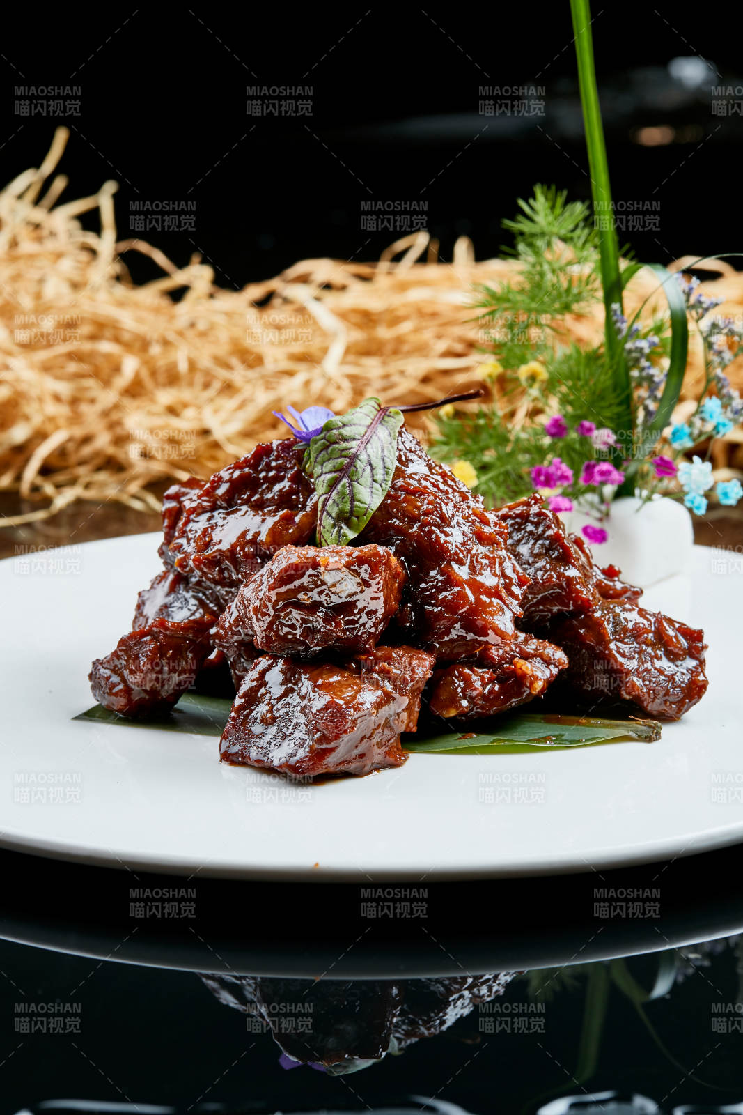 白色瓷盘装的的家常酱炖牛肉