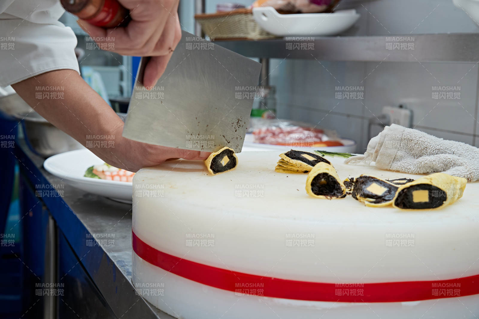 人與食物緊張忙碌的中餐廚房