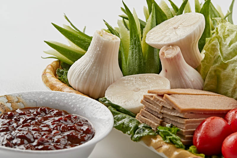 竹制餐具装的农建田园时蔬熏豆干