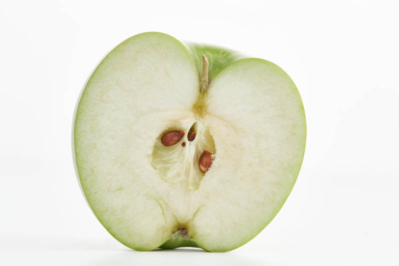 白色背景上擺放的新鮮蘋果