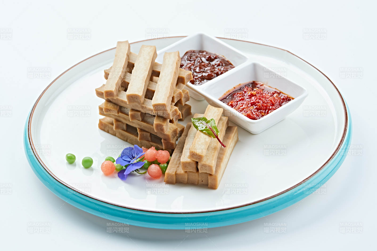 白色瓷盘装的蘸酱烟熏豆干