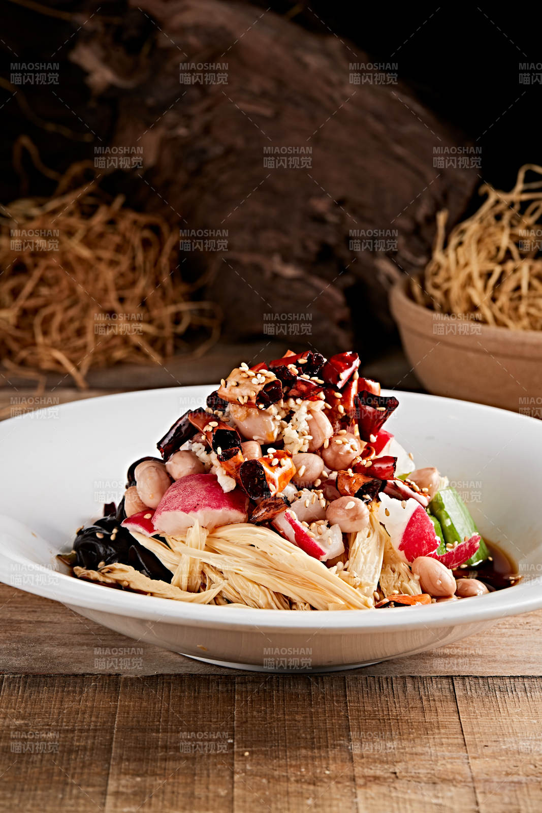 白色瓷盤裝的撈汁果仁木耳黃瓜拌腐竹