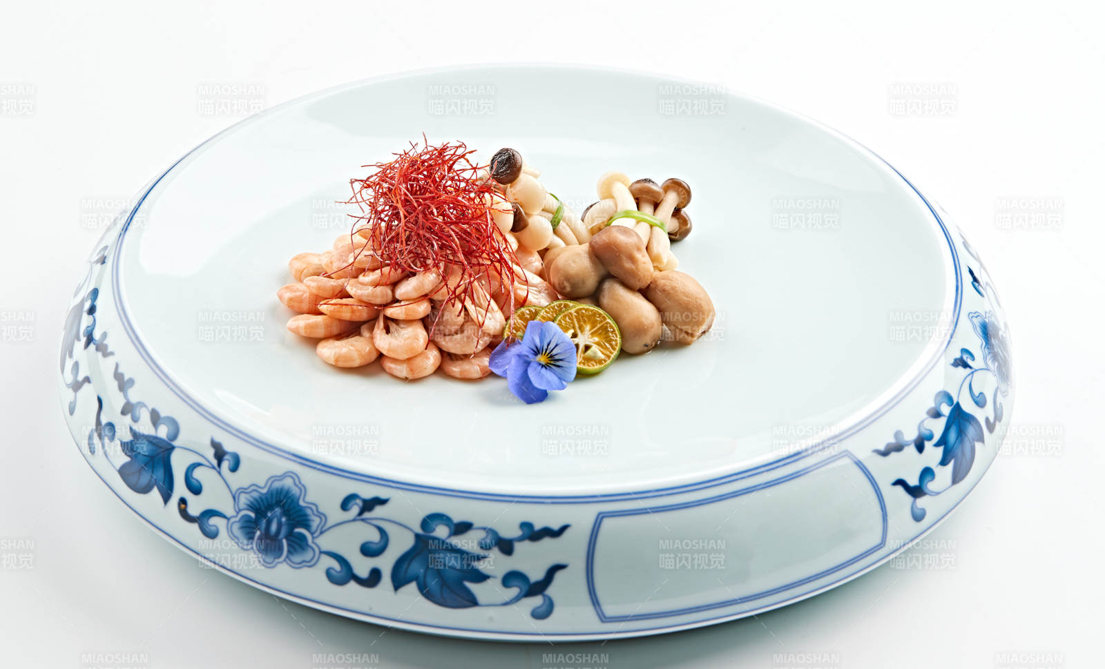 青花瓷盤裝的山珍菌配鹽水海蝦