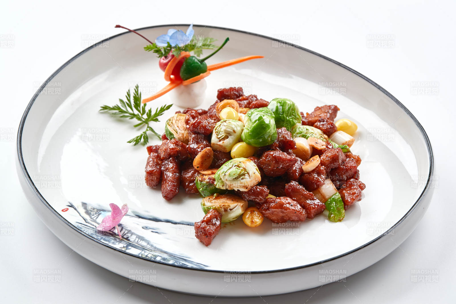 白色瓷盘装的酱爆银杏小甘蓝黑胡椒牛仔粒