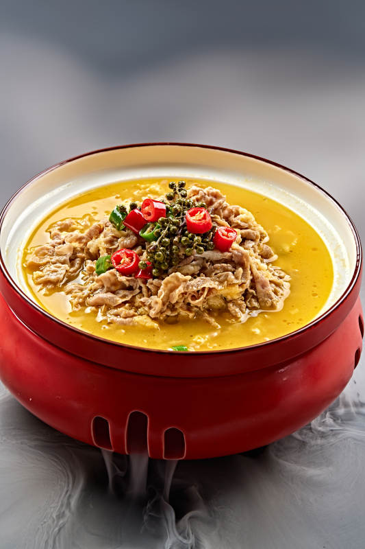 精美餐具装的藤椒鲜辣酸汤羊肉