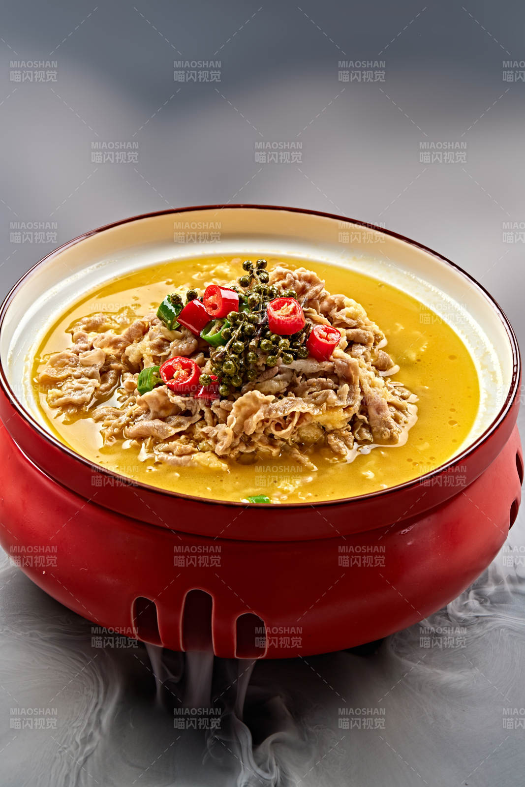 精美餐具裝的藤椒鮮辣酸湯羊肉