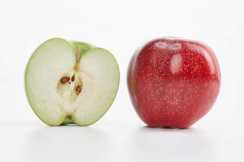 白色背景上摆放的新鲜苹果