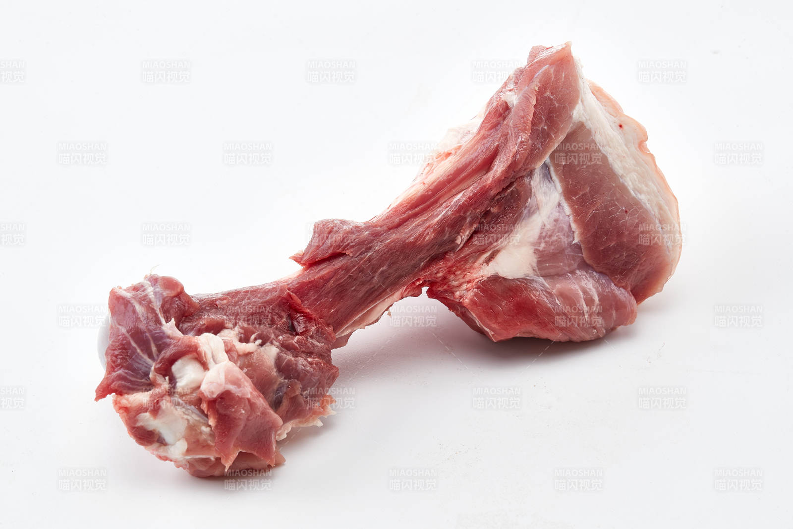 白色背景下的生鲜猪棒骨
