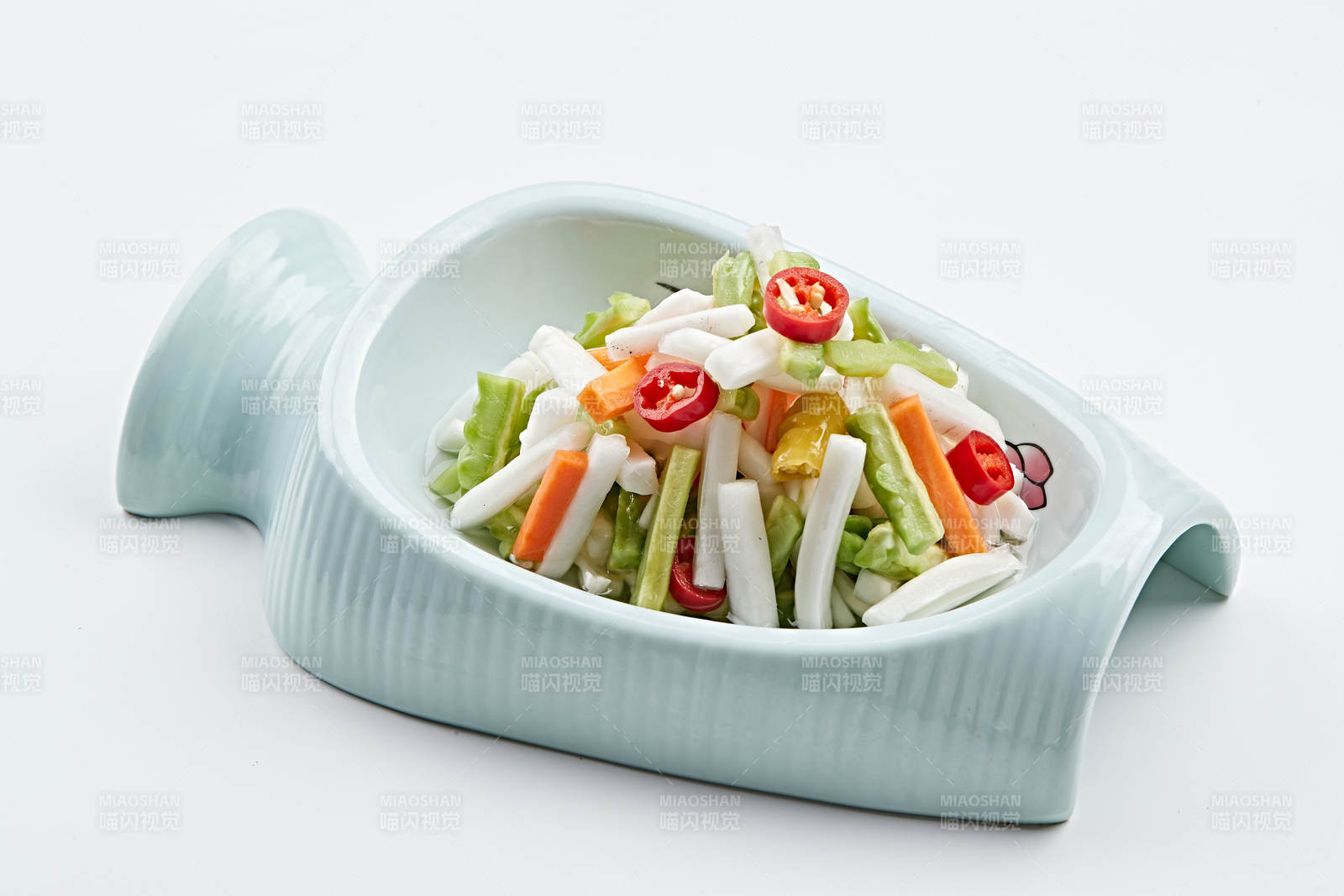 精美餐具裝的香辣糖醋小時蔬