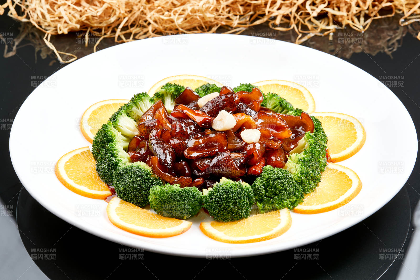 白色瓷盤裝的醬爆海參