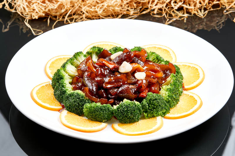 白色瓷盘装的酱爆海参