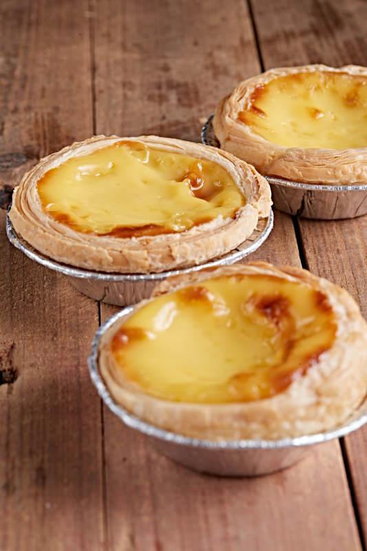 木板上的香烤葡式蛋挞