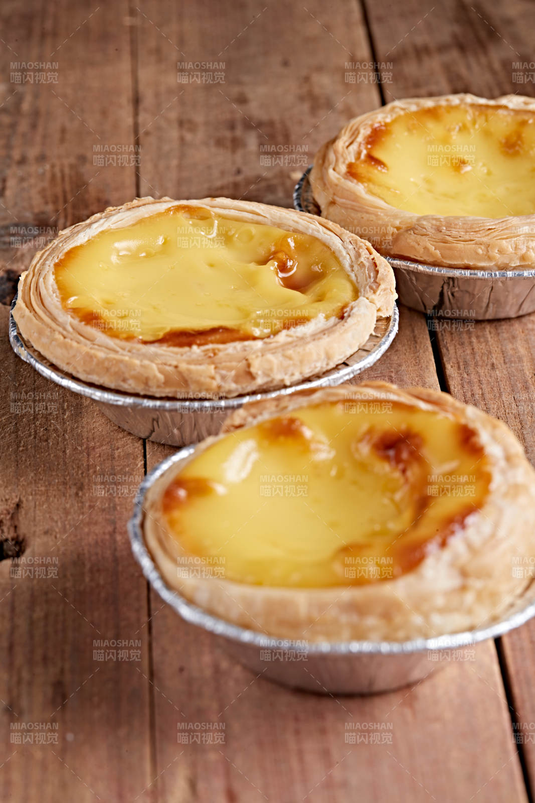木板上的香烤葡式蛋挞