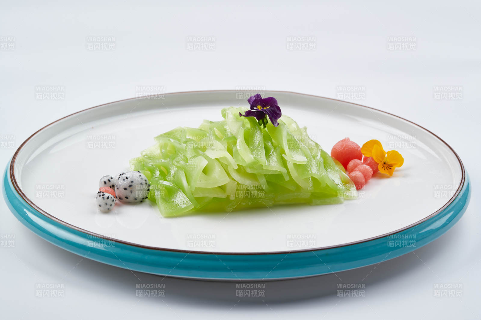 白色瓷盘装的的凉拌青莴笋