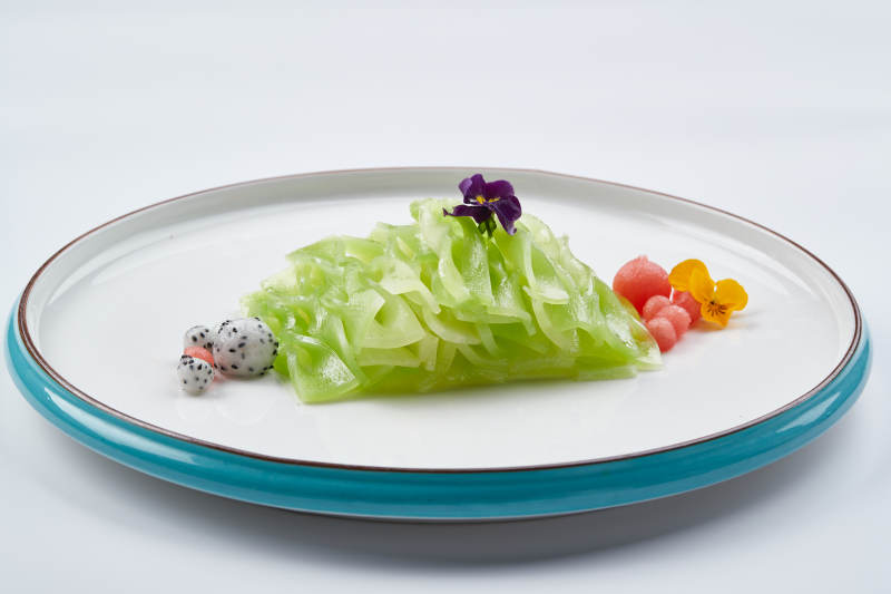 白色瓷盘装的的凉拌青莴笋