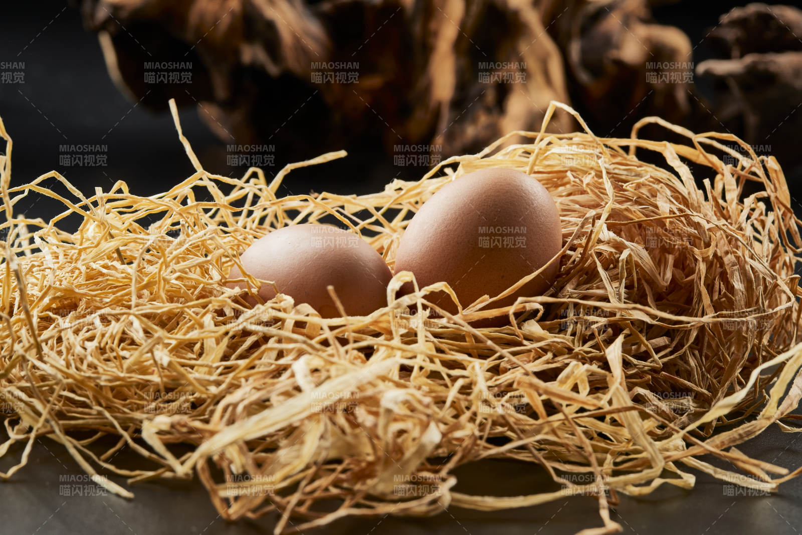 蓼草草团上的两枚营养柴鸡蛋