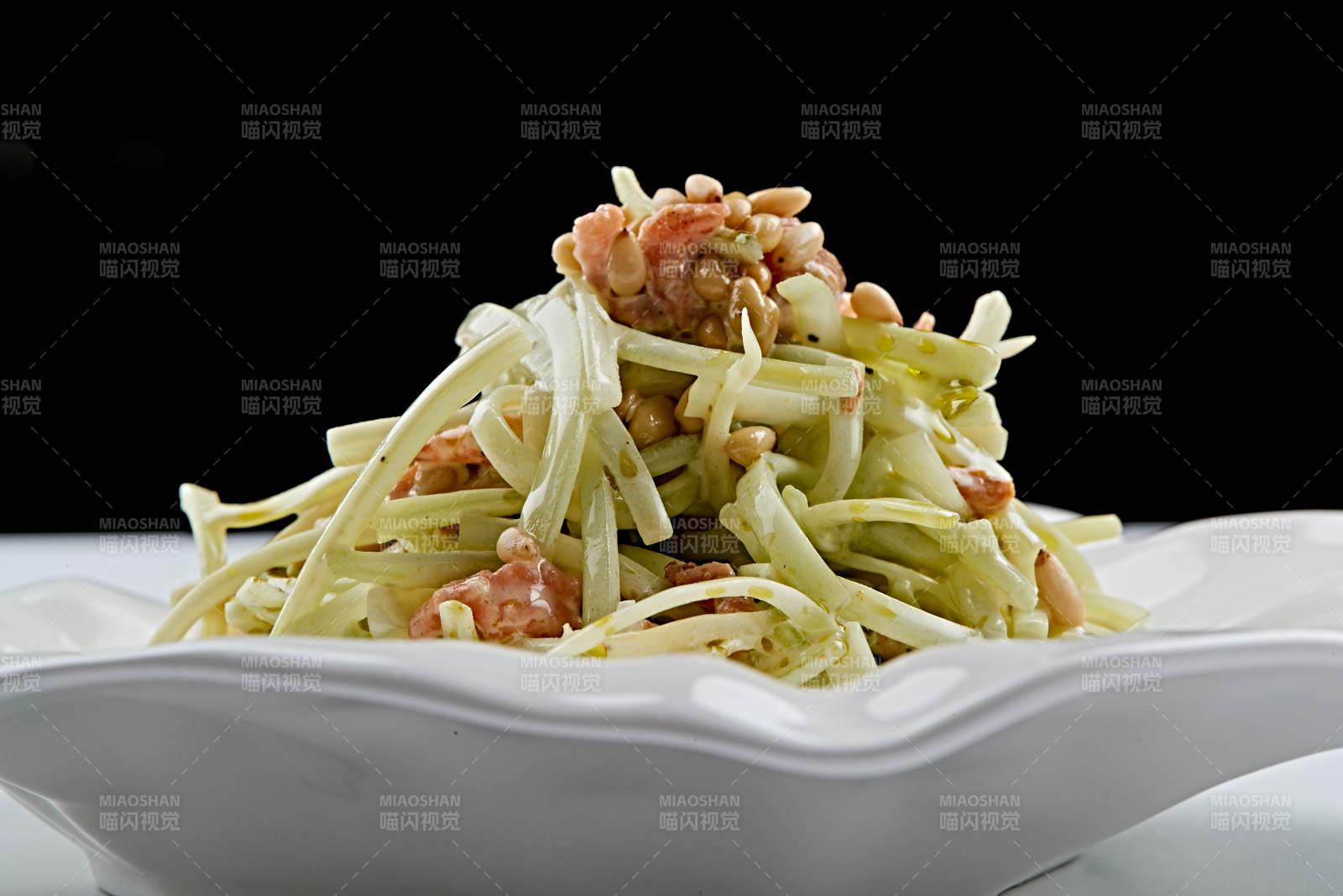 白色瓷盤裝的海米銀芽