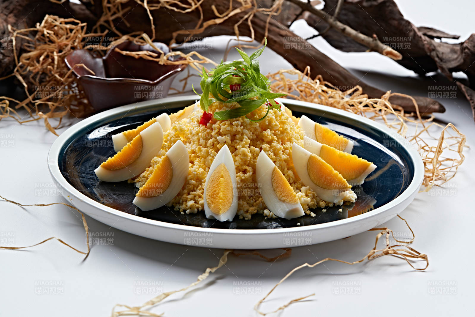 雞蛋碎配水煮蛋