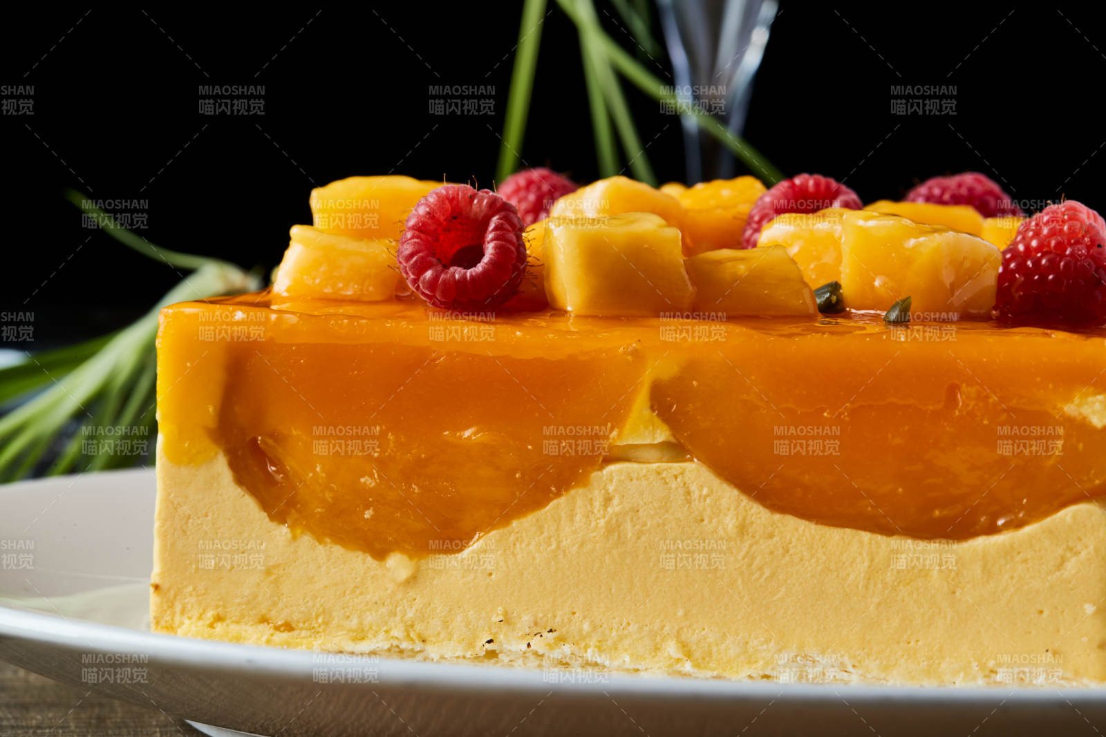 树莓芒果鲜奶慕斯蛋糕