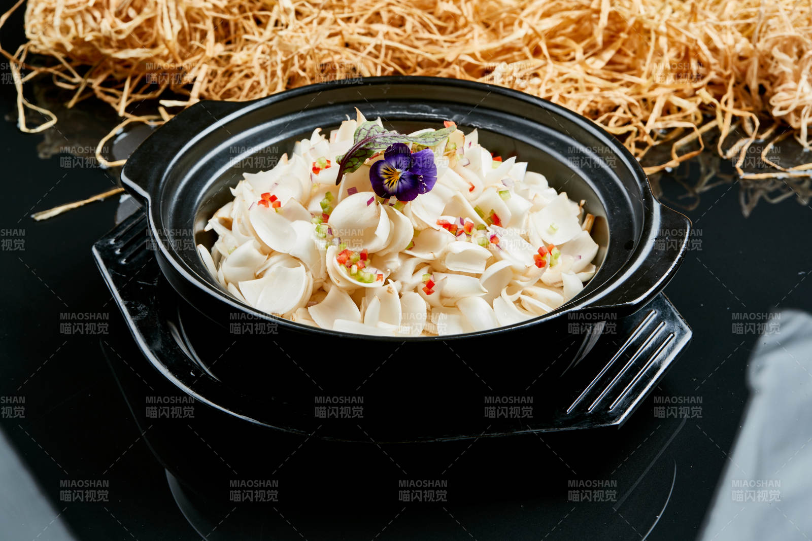 黑色砂鍋裝的濃湯百合砂鍋煲