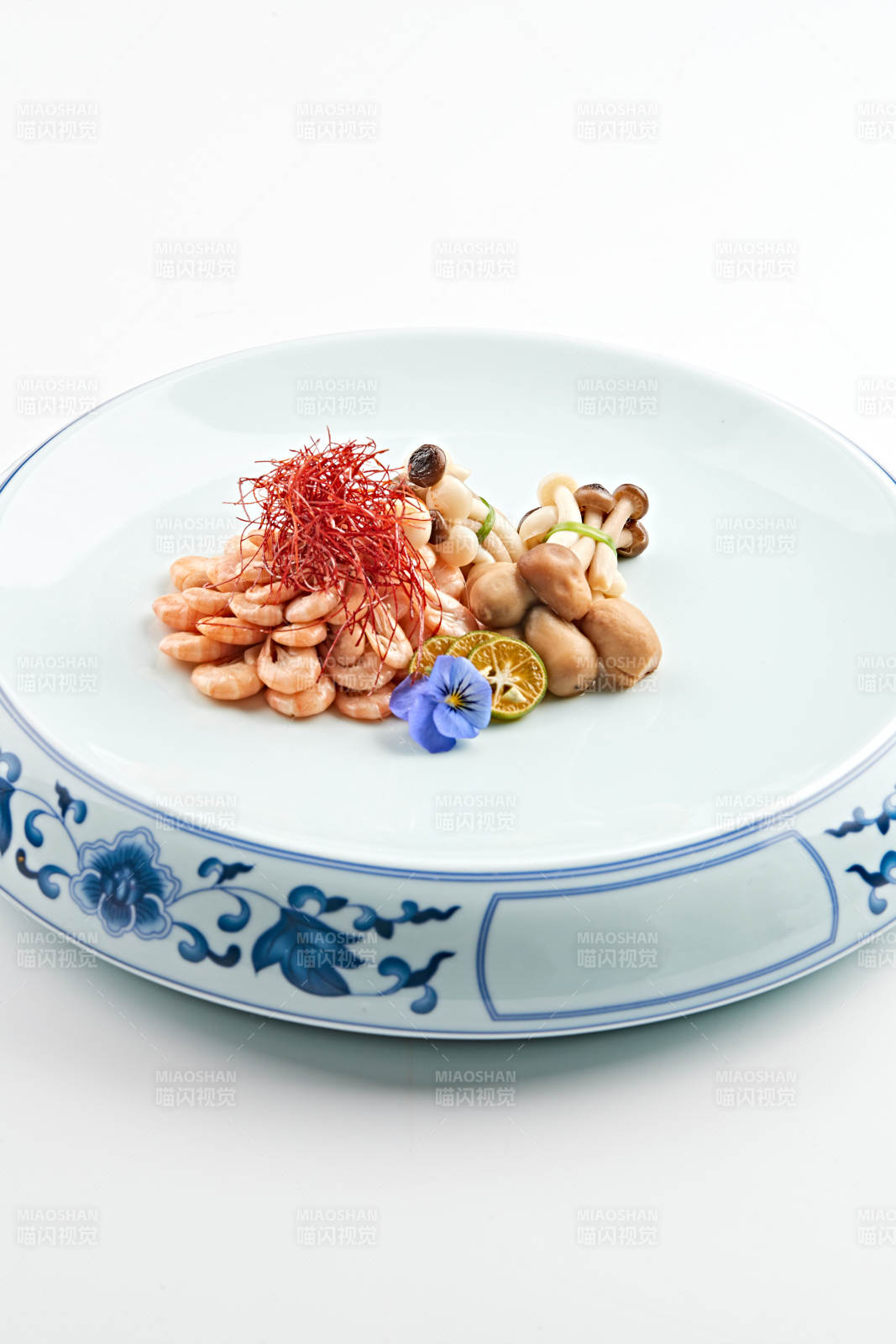 青花瓷盘装的山珍菌配盐水海虾
