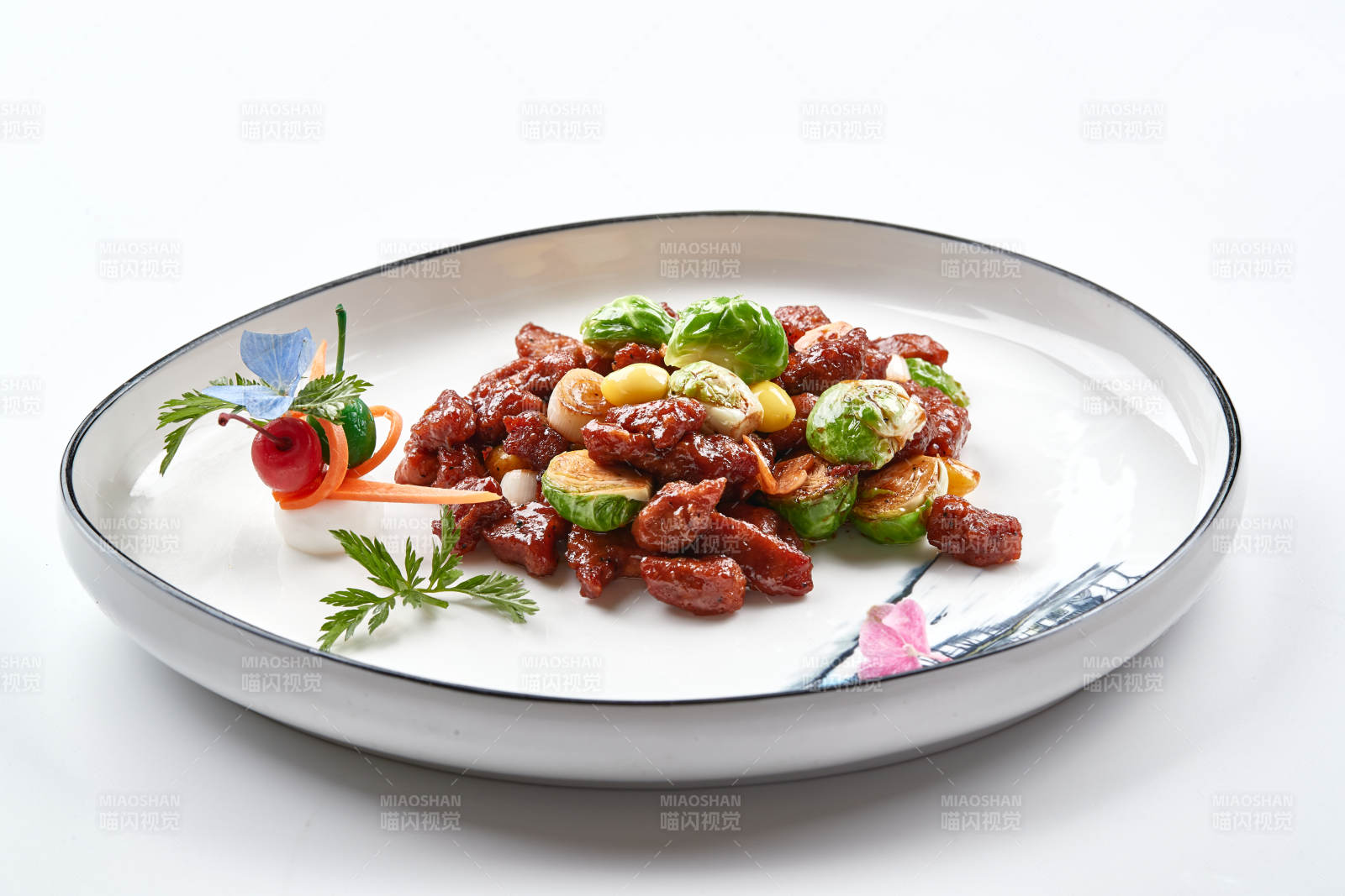 白色瓷盘装的酱爆银杏小甘蓝黑胡椒牛仔粒