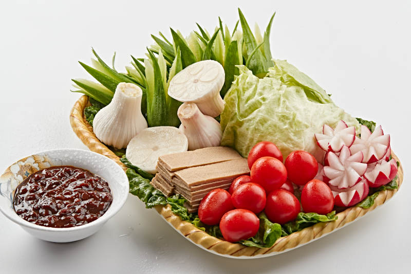 竹制餐具装的农建田园时蔬熏豆干