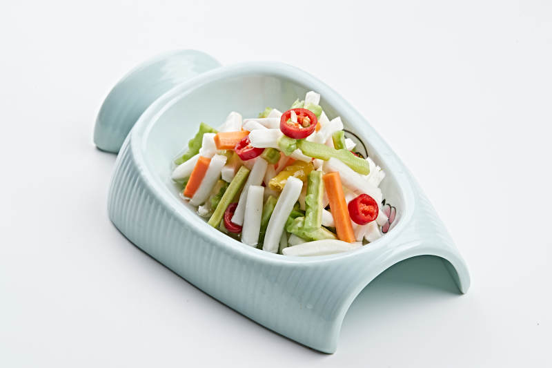 精美餐具装的香辣糖醋小时蔬