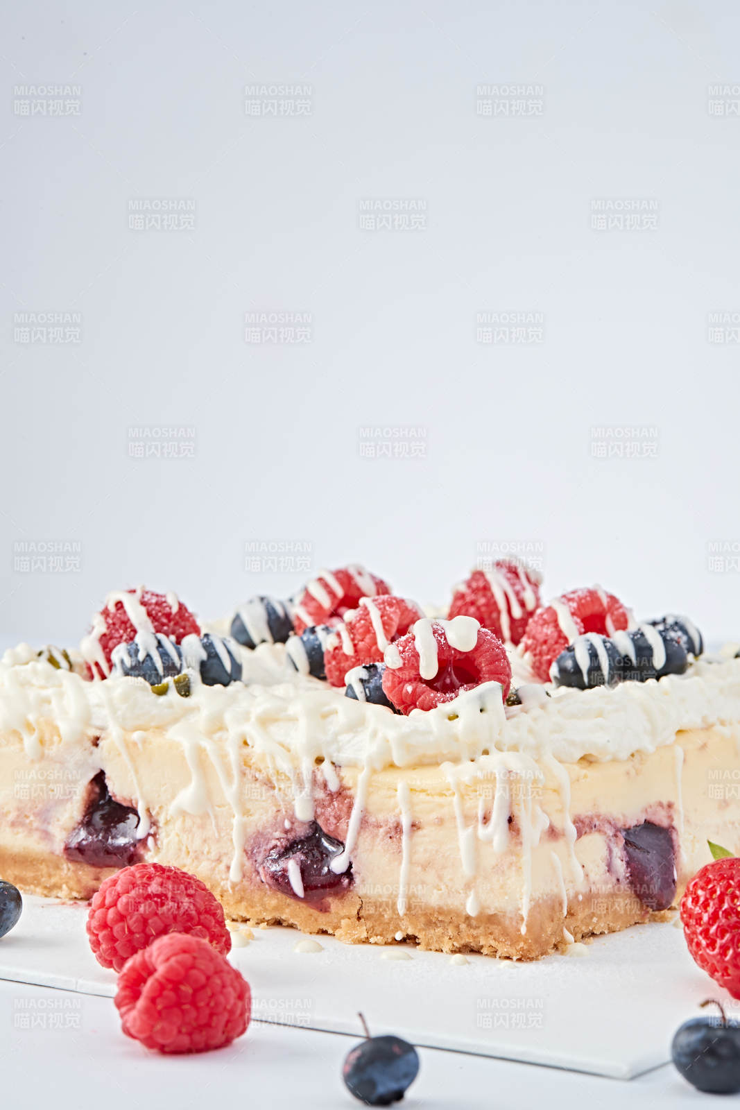 蓝莓树莓鲜奶慕斯蛋糕