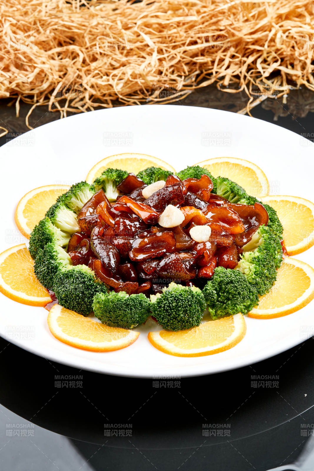 白色瓷盤(pán)裝的醬爆海參