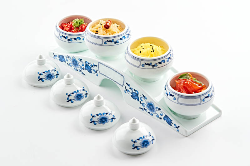 青花瓷餐具套裝的農(nóng)家四缸佐餐菜