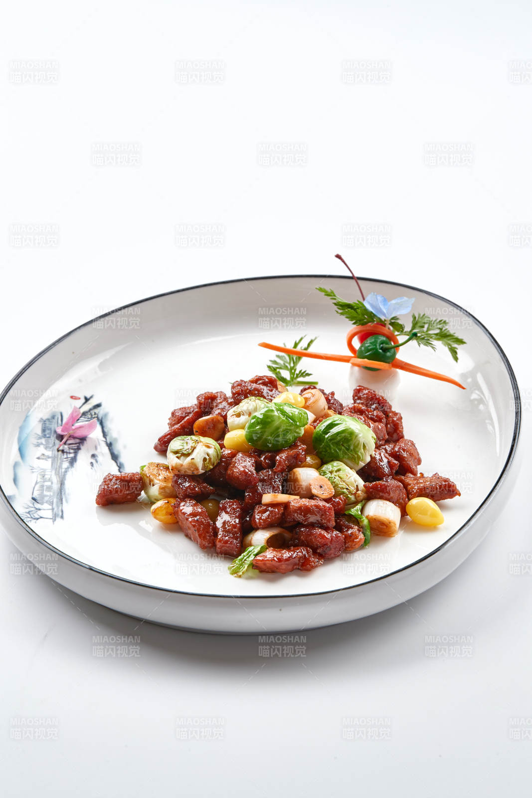 白色瓷盘装的酱爆银杏小甘蓝黑胡椒牛仔粒