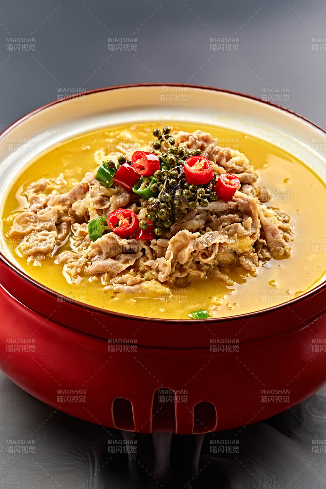 精美餐具装的藤椒鲜辣酸汤羊肉