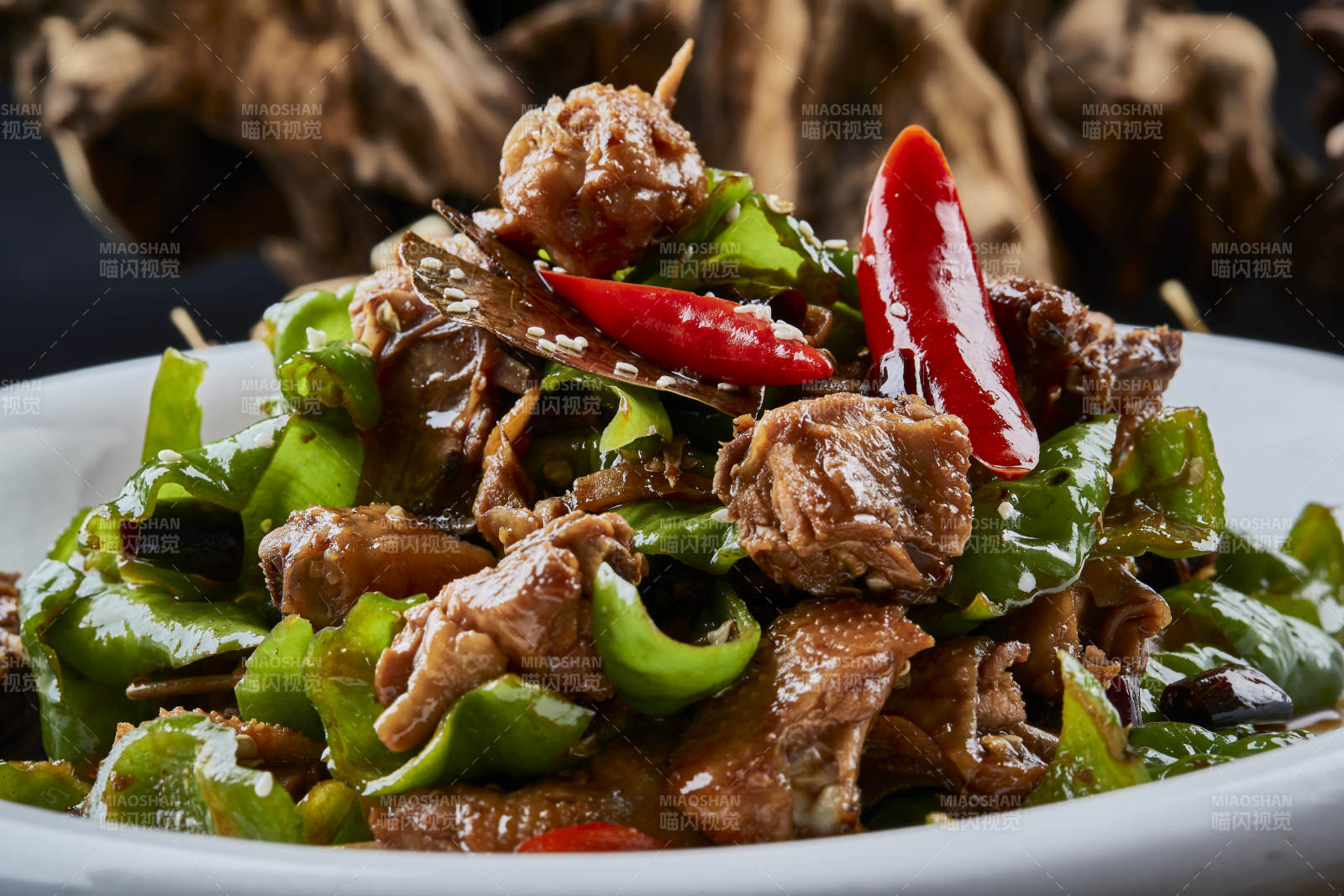 白色瓷盘装的川香辣子鸡