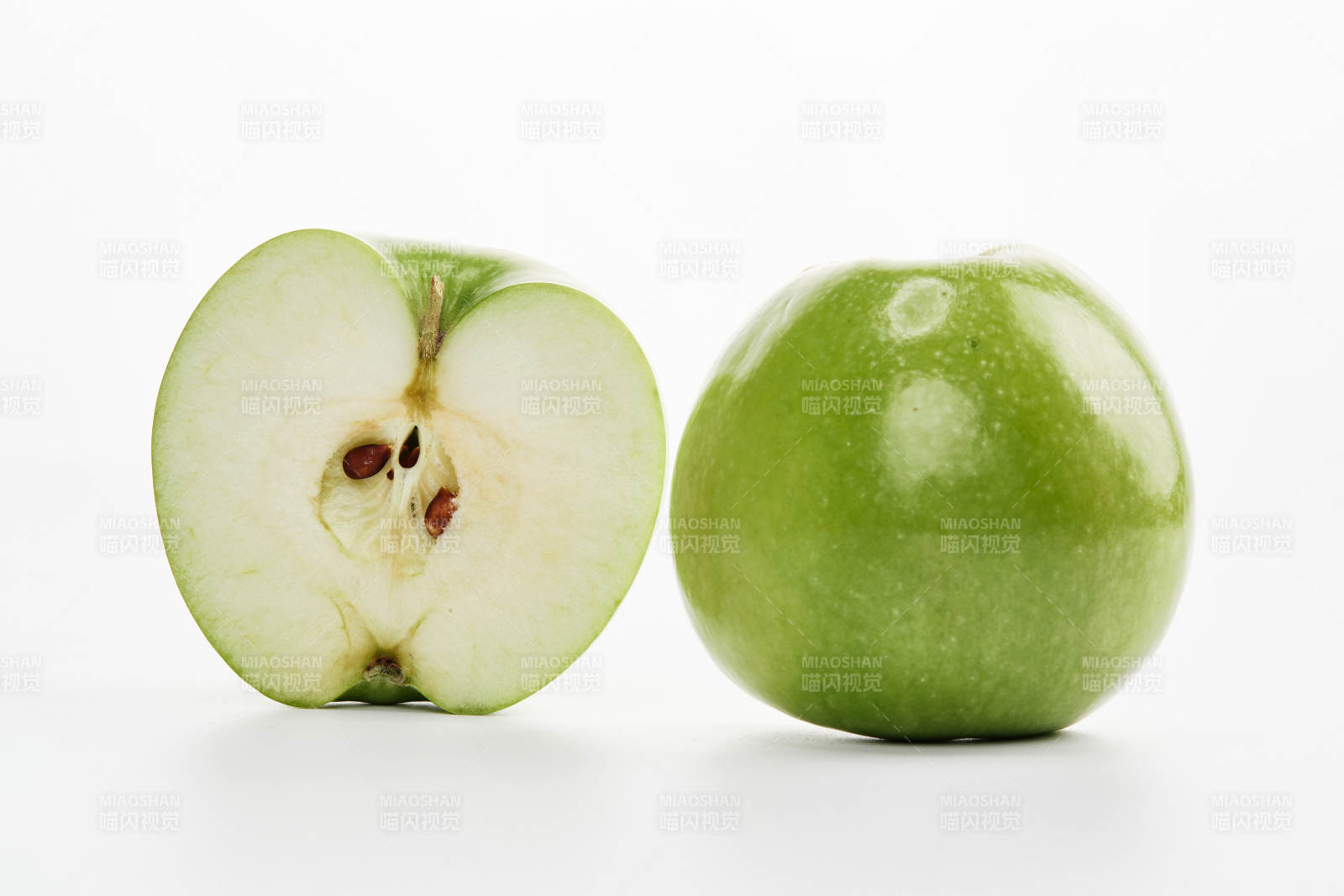 白色背景上摆放的新鲜苹果
