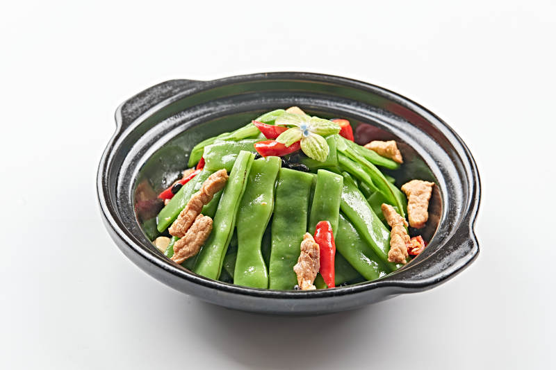 黑色砂锅装的香锅猪五花大刀豆豆角