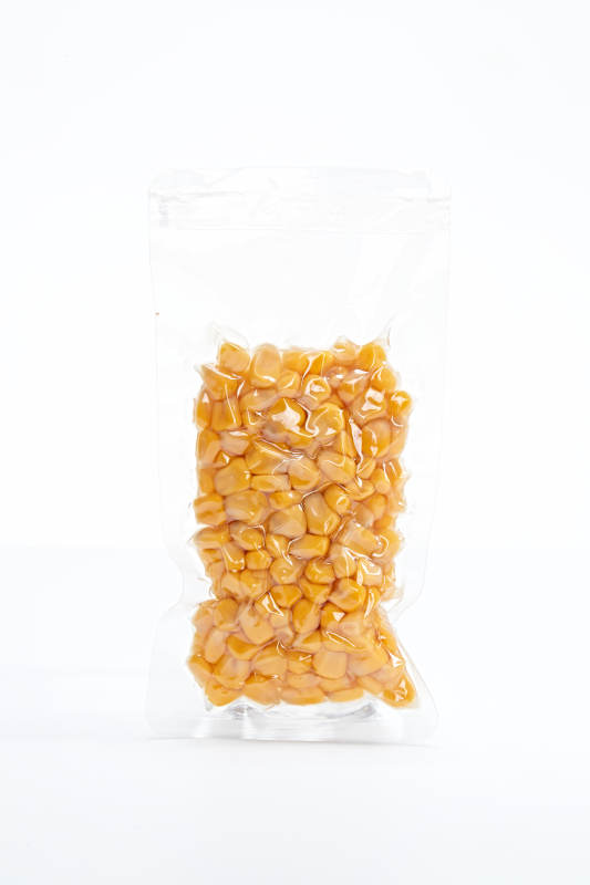 白色背景上的甜玉米粒