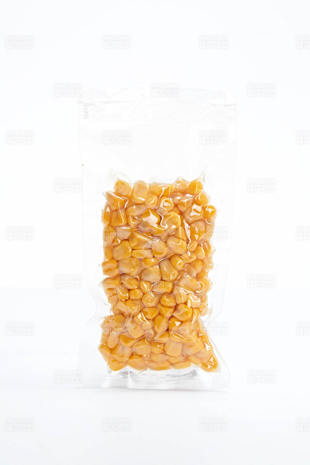 白色背景上的甜玉米粒