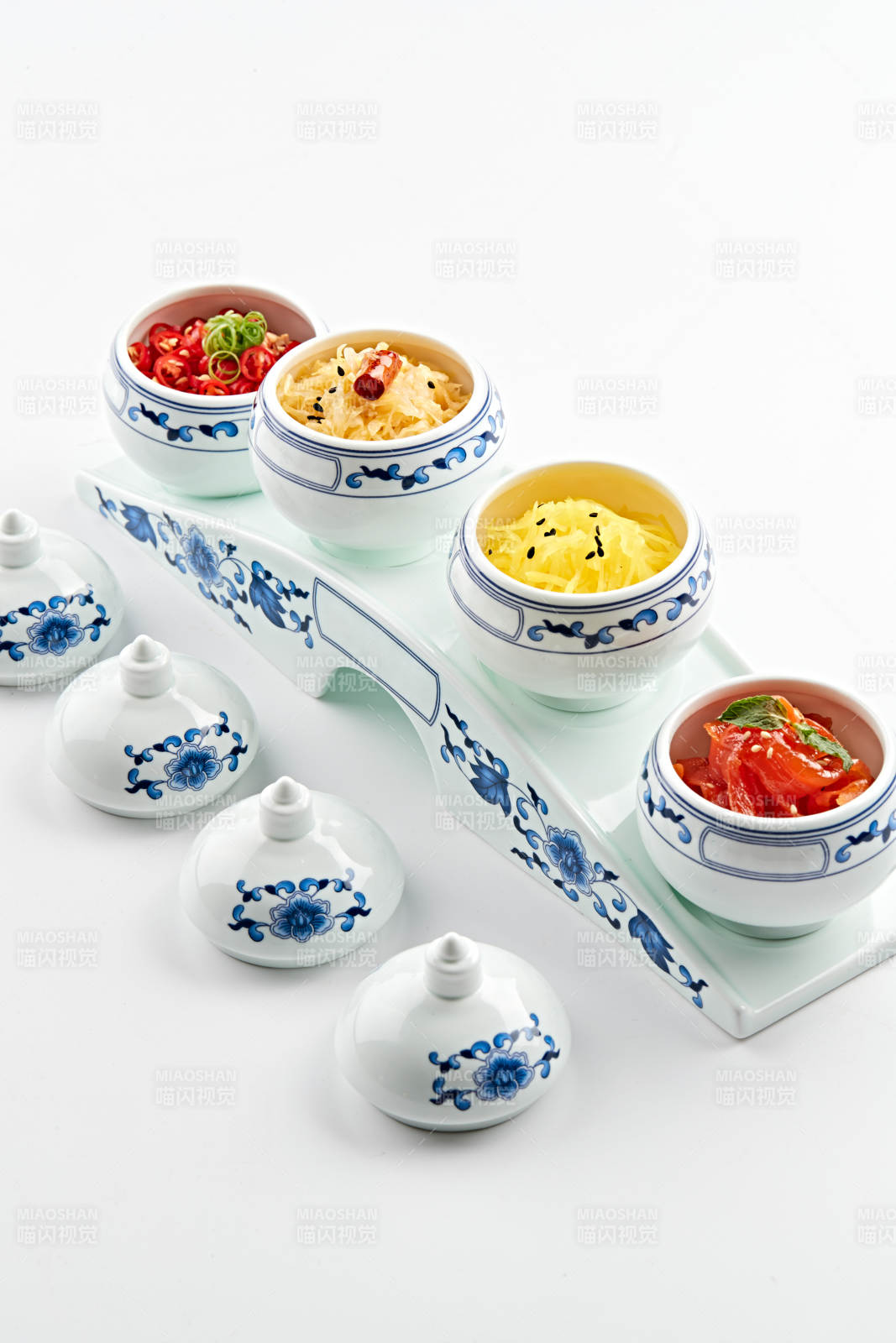 青花瓷餐具套裝的農家四缸佐餐菜