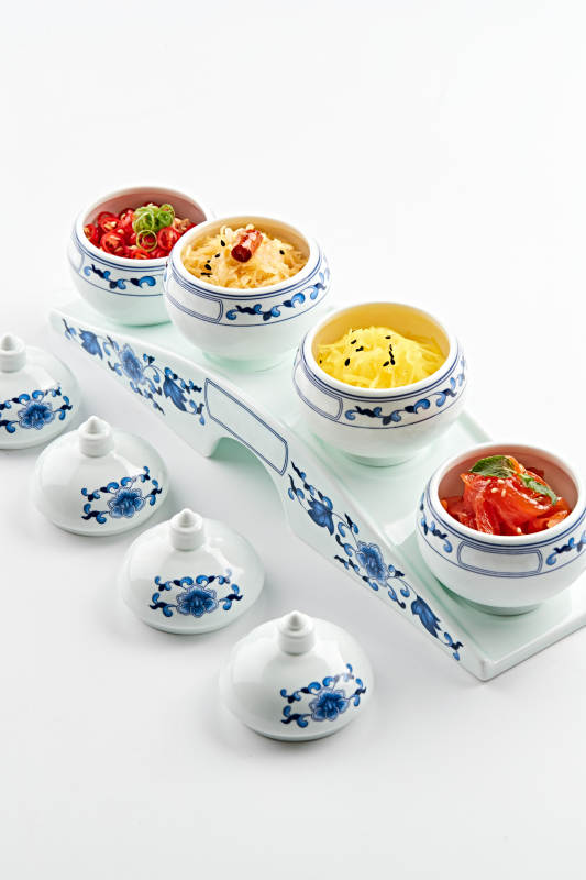 青花瓷餐具套装的农家四缸佐餐菜