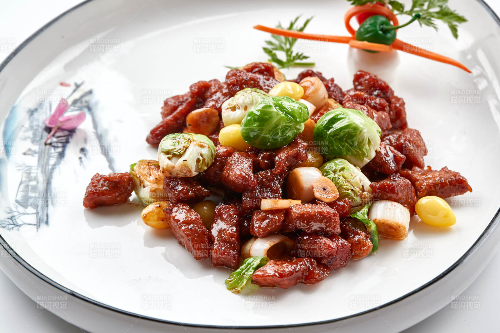 白色瓷盘装的酱爆银杏小甘蓝黑胡椒牛仔粒