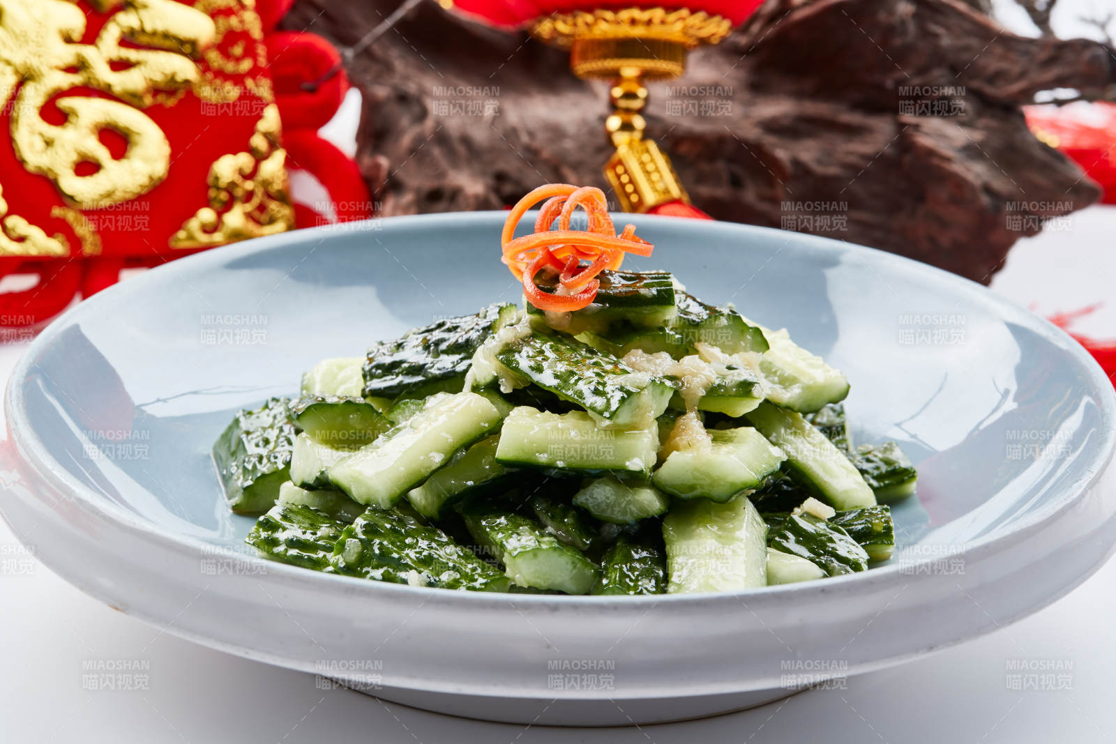 青色瓷盘装的冰镇美味拍黄瓜