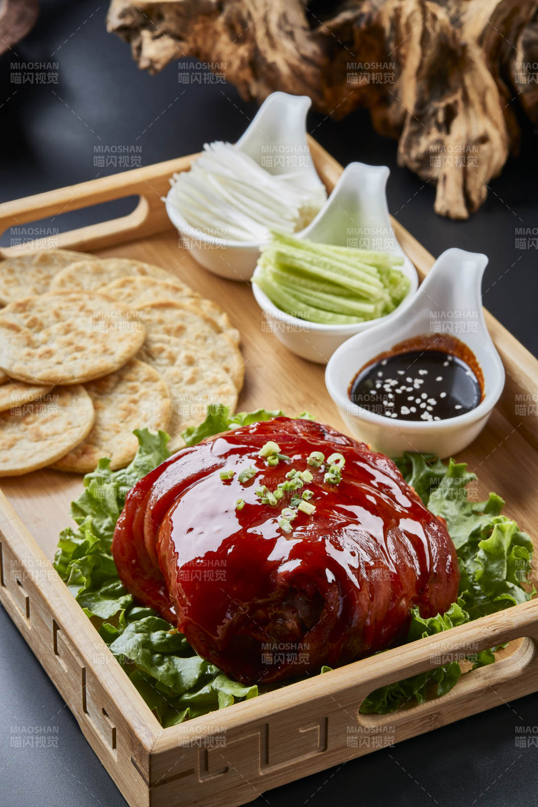 木质餐具装的杂粮饼时蔬配红烧肘子