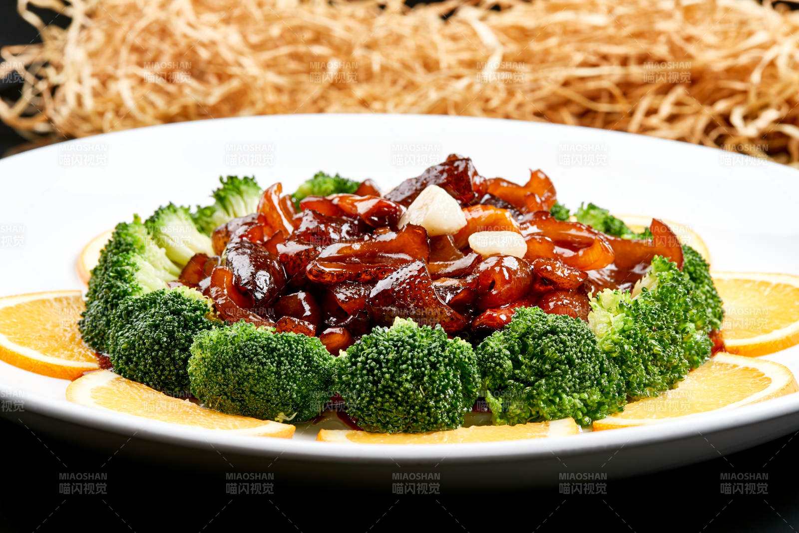 白色瓷盤裝的醬爆海參