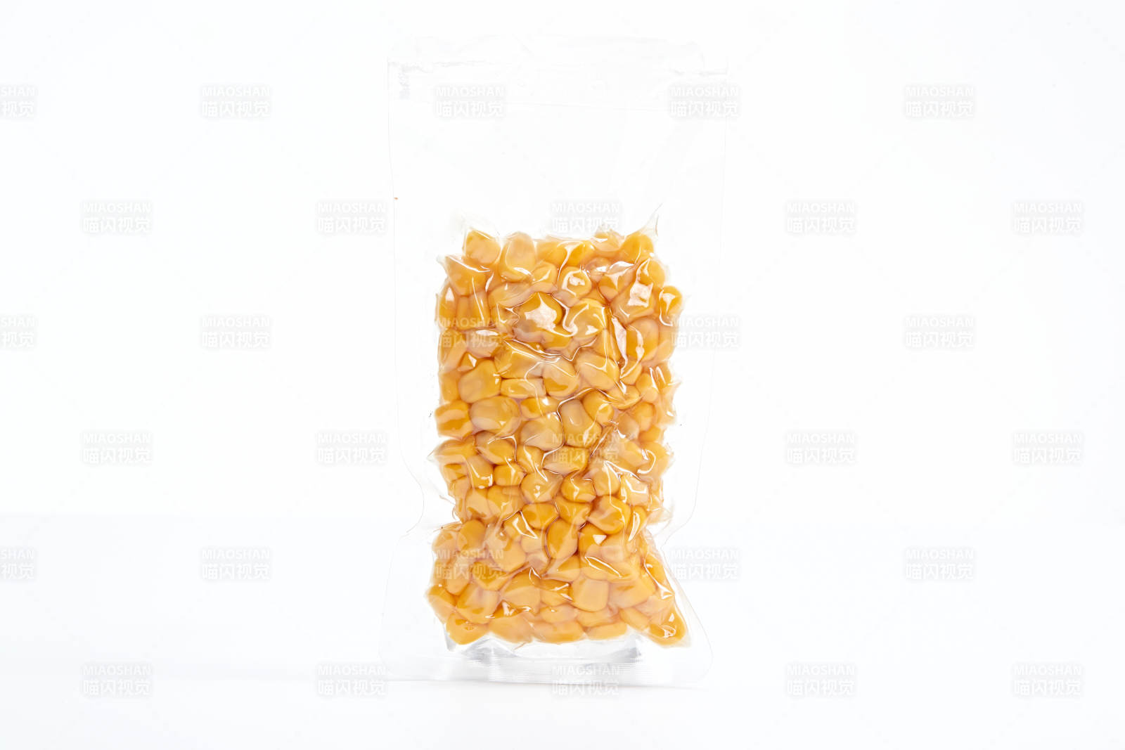 白色背景上的甜玉米粒