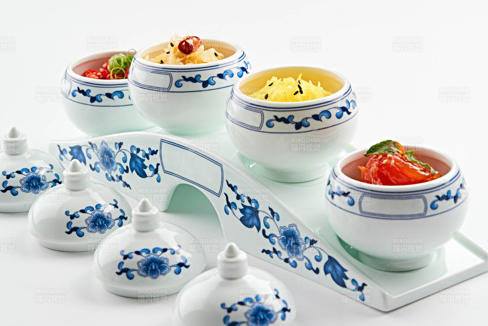 青花瓷餐具套裝的農家四缸佐餐菜