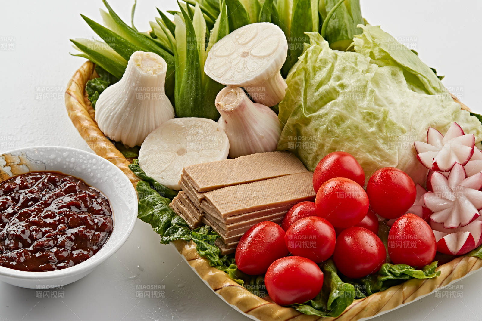 竹制餐具装的农建田园时蔬熏豆干