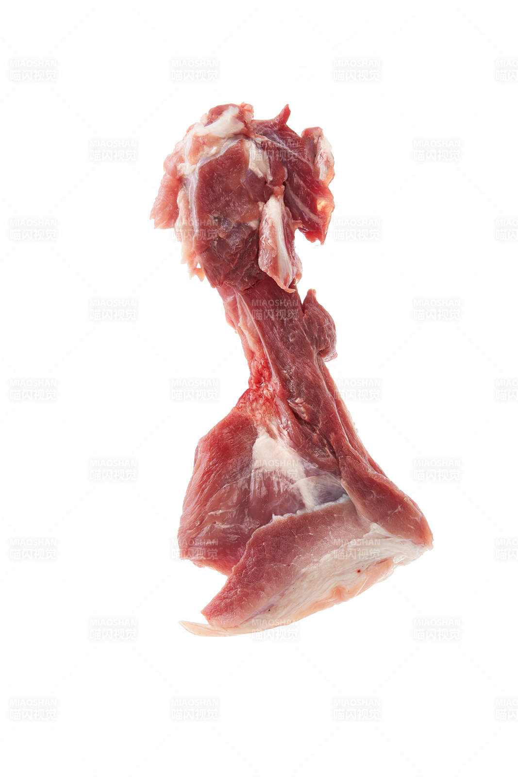 白色背景下的生鮮豬棒骨